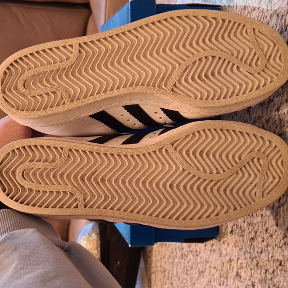 Sneakers - Picture 4 of 5